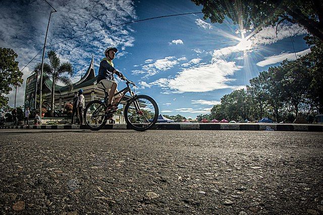 Saracen Morzine Road Bike Mountain Bike Hire Electric Mountain