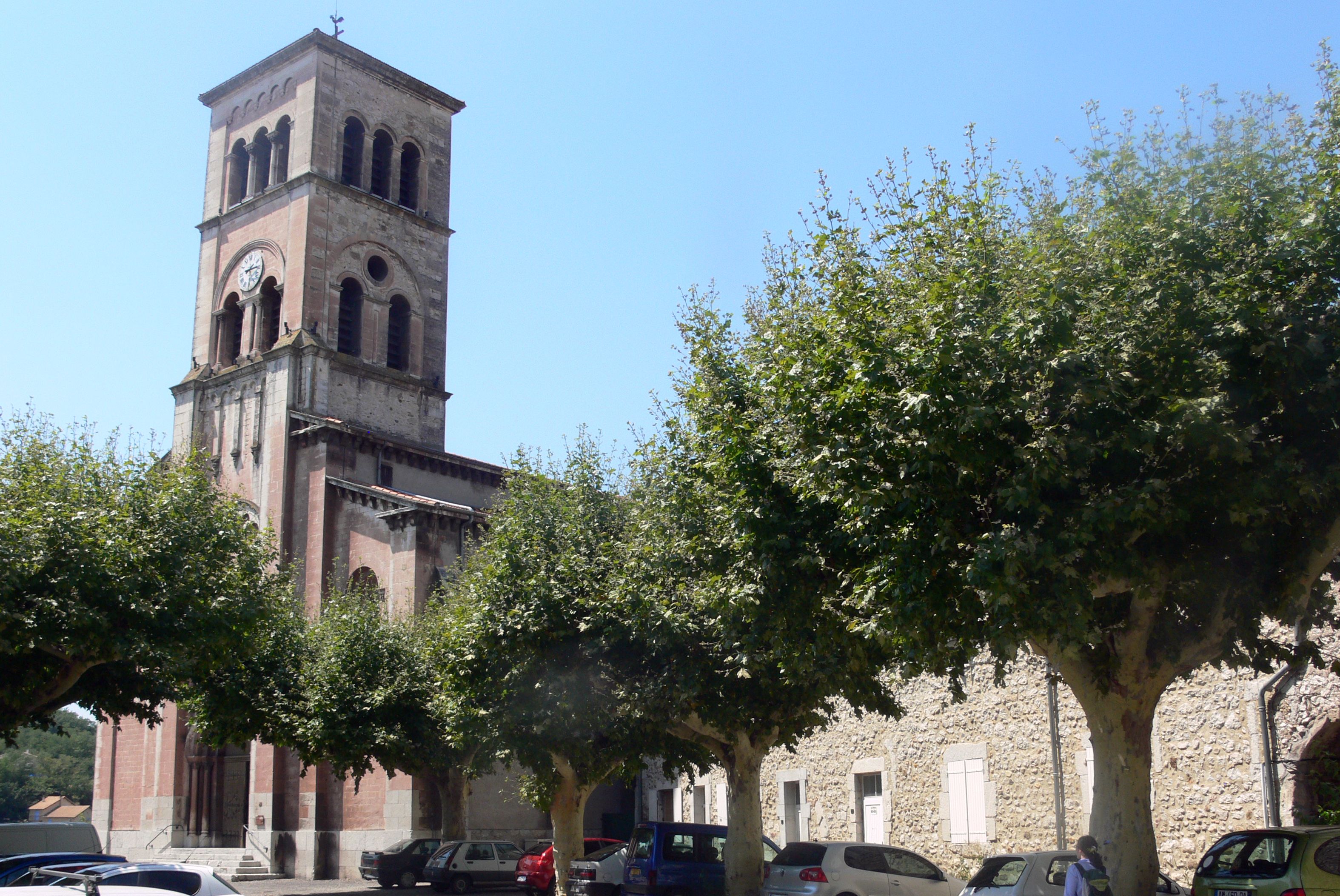 La_Voulte-sur-Rhône_-_grand_place_and_church.jpeg