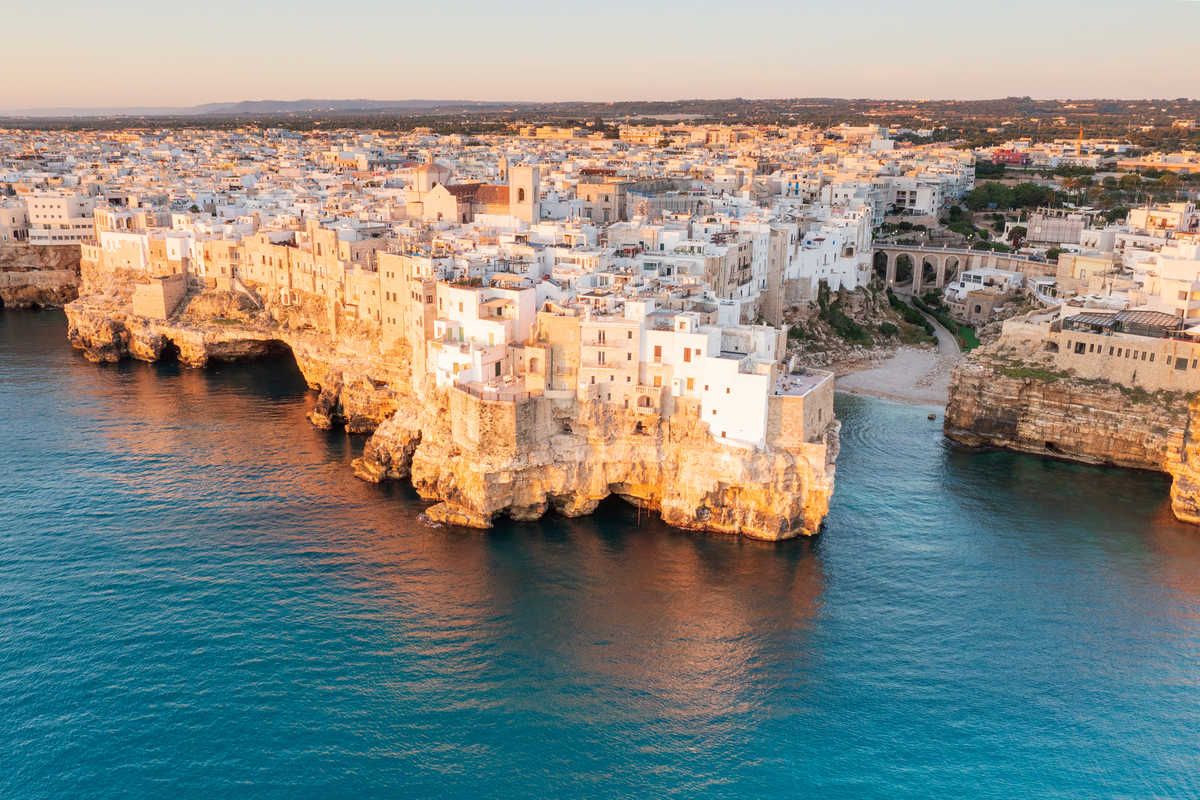 plage-dans-une-ville-italienne-pres-de-bari-dans-les-pouilles-adobe-stock-34852.jpg